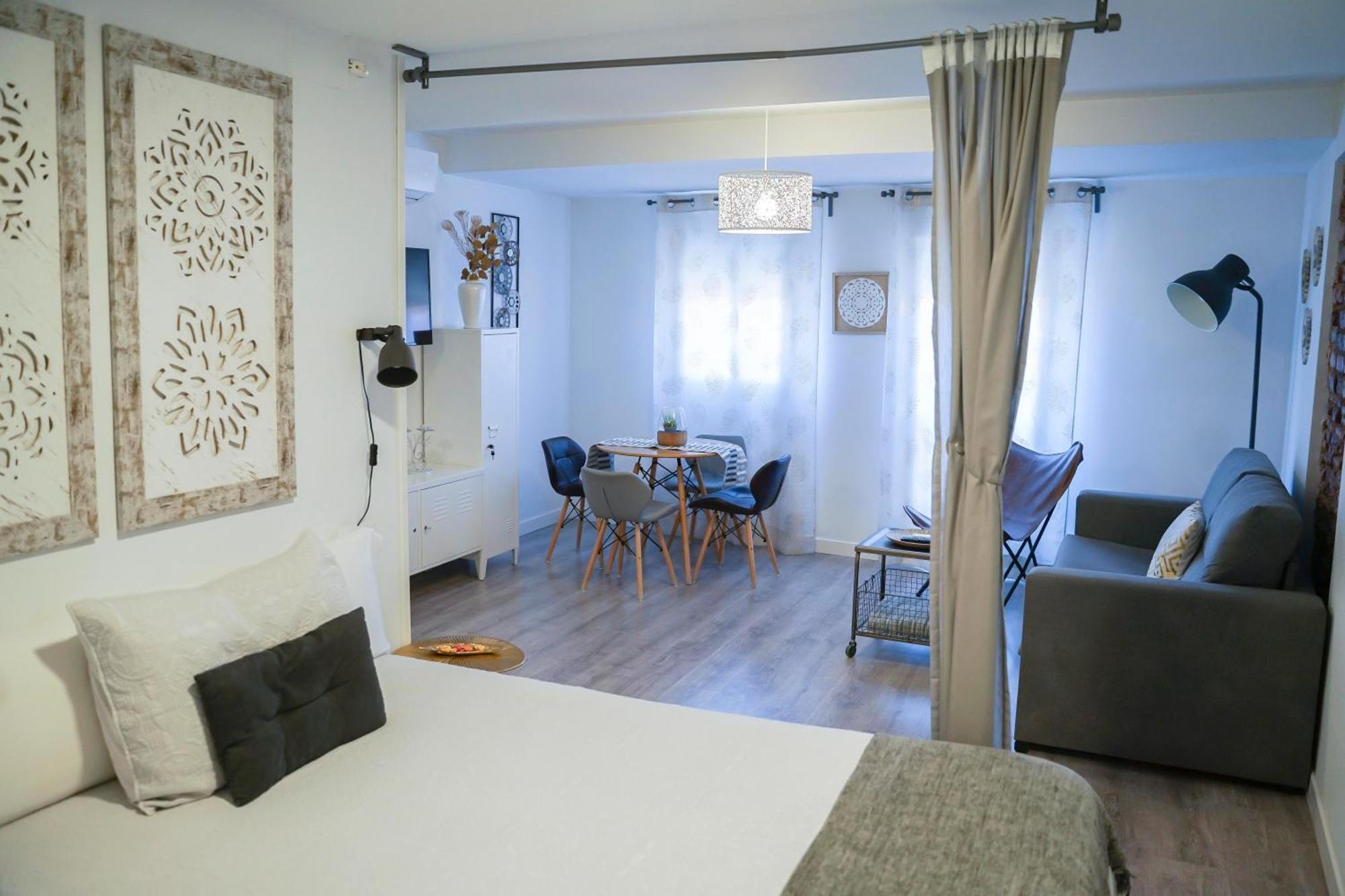 Apartamentos Suites Cariatide Plasencia Bagian luar foto