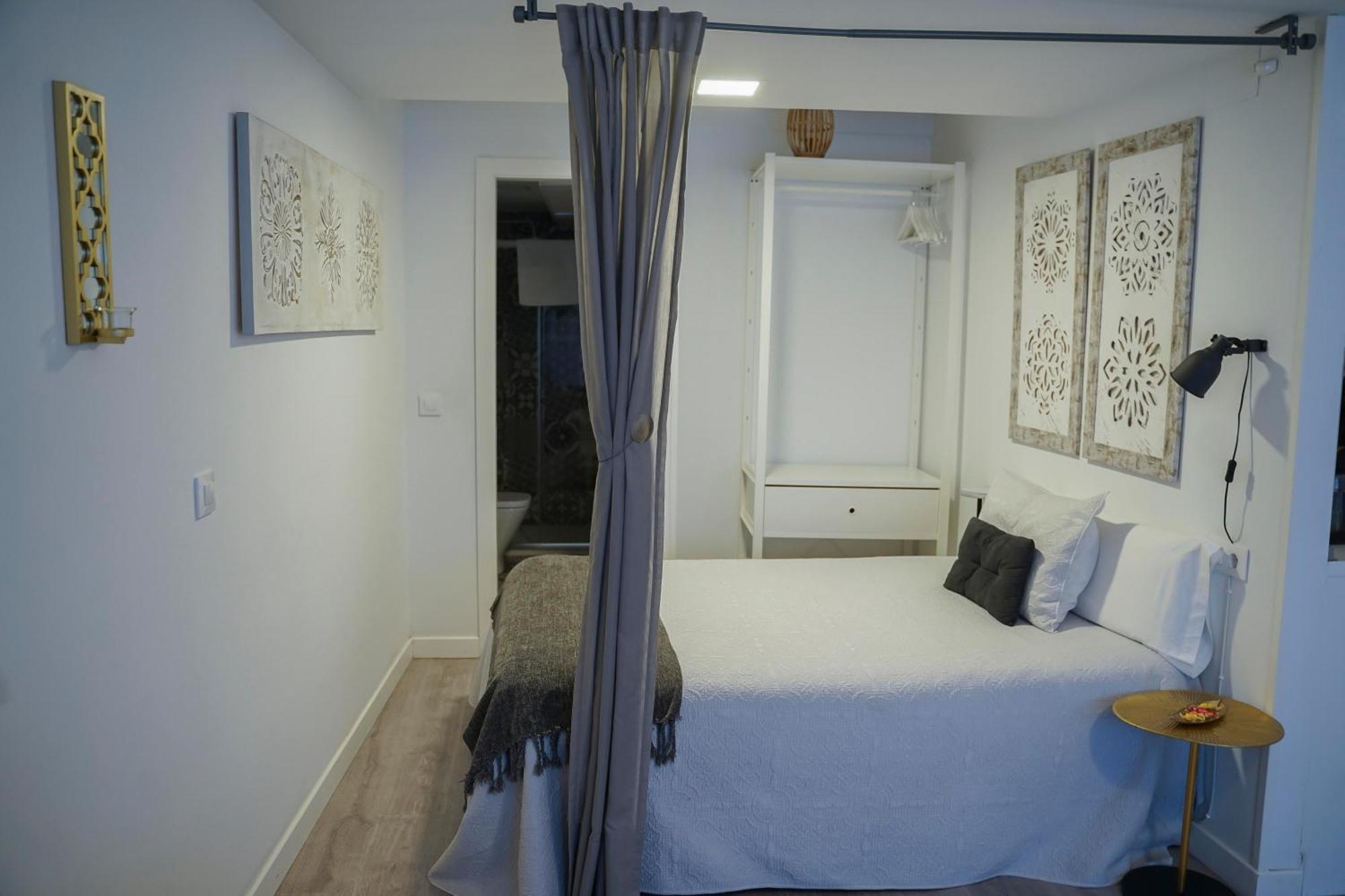 Apartamentos Suites Cariatide Plasencia Bagian luar foto